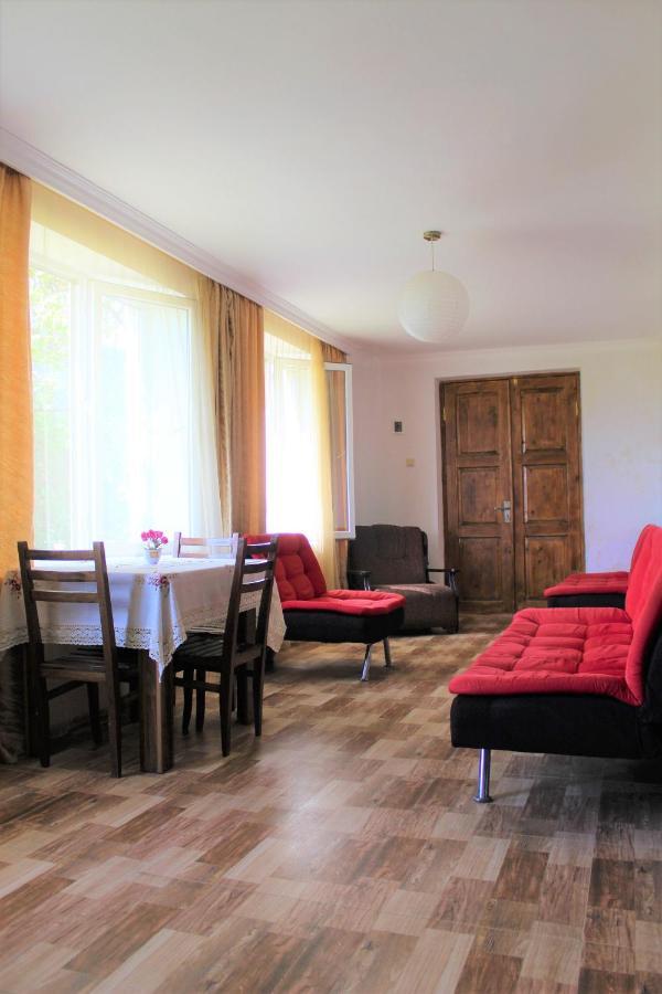 Guest House Racha Ambrolauri Bagian luar foto