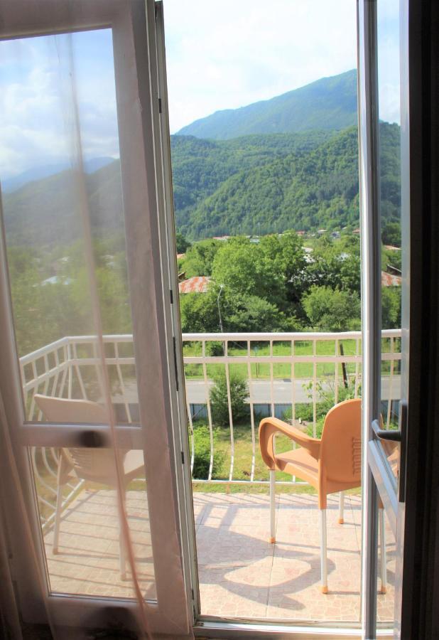 Guest House Racha Ambrolauri Bagian luar foto