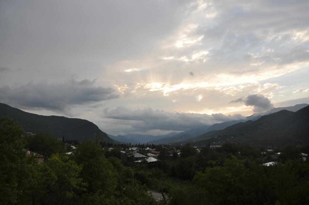 Guest House Racha Ambrolauri Bagian luar foto